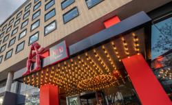 The Radisson Red hotel is conveniently situated at Oxford Parks in Rosebank.
