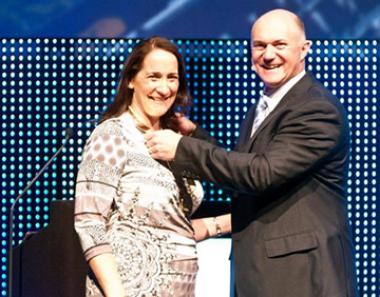 Estienne de Klerk, the Immediate Past President of the South African Property Owners Association, right, hands over the reins to new President, Amelia Beattie, during the SAPOA Convention in Cape Town last week. 