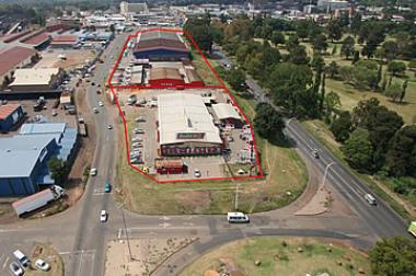 The property is well located in the established commercial suburb which enjoys a high trading density, just to the south of Emalahleni’s Central Business District and in close proximity to a central taxi rank. 