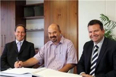 From left to right: Peter Levett, Managing Director Old Mutual Property, Mark Johnston, Managing Director Murray and Roberts (Western Cape), Stephan Claassen, Provincial Chairman FNB Western Cape