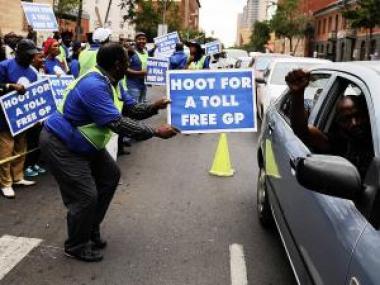 File Photo: Motorists cheer on DA protesters outside the Pretoria High Court.